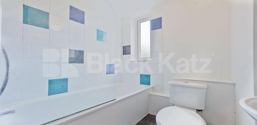 			UNDER OFFER , 4 Bedroom, 1 bath, 1 reception Apartment			 Amina Way, London Bridge/Bermondsey Borders